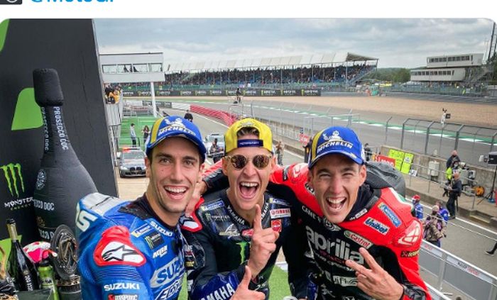 Para pemilik podium MotoGP Inggris 2021 yakni Alex Rins (kiri), Fabio Quartararo, dan Aleix Espargaro, di Sirkuit Silverstone, Minggu (29/8/2021).