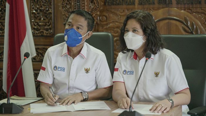 Sekretaris Jenderal, Yunus Nusi didampingi Wakil Sekretaris Jenderal Maaike Ira Puspita dalam penandatanganan kerja sama antara PSSI dan Federasi Sepak Bola Uni Emirat Arab (UEA), Senin (30/8/2021).