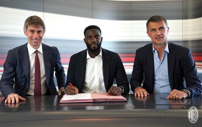 Tiemoue Bakayoko menandatangani kontrak dengan AC Milan yang didampingi oleh Paolo Maldini dan Daniel Massara.