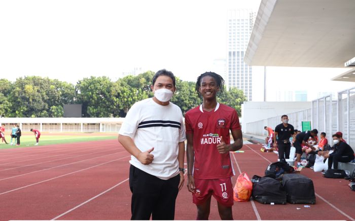 Presiden Madura United, Achsanul Qosasi Bersama pemain muda, Ronaldo Kwateh dalam latihan di Stadion Madya, Senanyan, Jakarta Pusat.