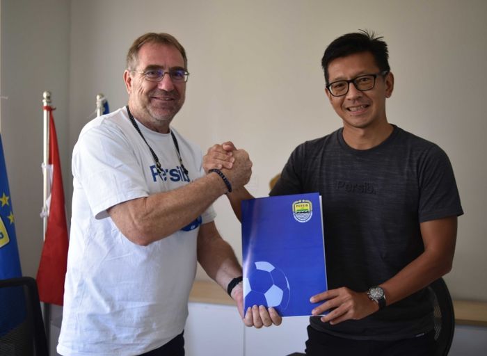 Robert Alberts saat memperpanjang kontrak bersama Persib Bandung (28/8/2021). 