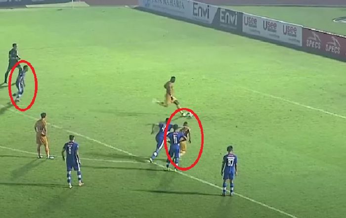 Eksekusi penalti Ezechiel Ndouassel pada laga Bhayangkara FC melawan Persiraja Banda Aceh di Liga 1 2021.