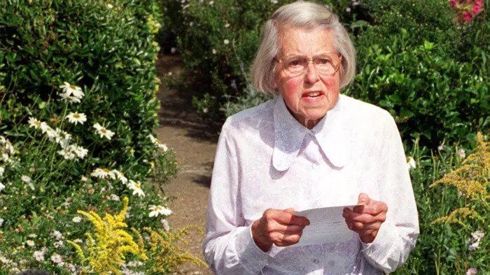 Melita Norwood yang berusia 87 tahun berdiri di luar rumahnya di Bexleyheath, Inggris pada tahun 1999 untuk membacakan pernyataan tentang keterlibatannya dalam memberikan rahasia atom kepada KGB.