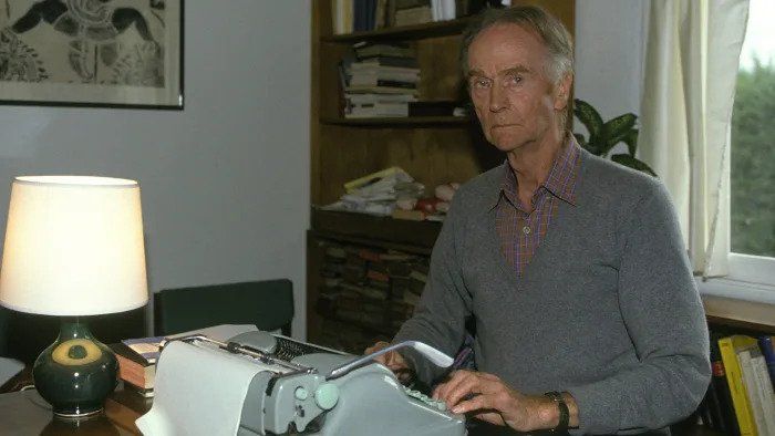 John Cairncross, seorang sarjana sastra Inggris, pegawai negeri sipil dan mata-mata atom Soviet, ditampilkan di rumahnya pada 18 Oktober 1990 di Saint-Antonin, Prancis.