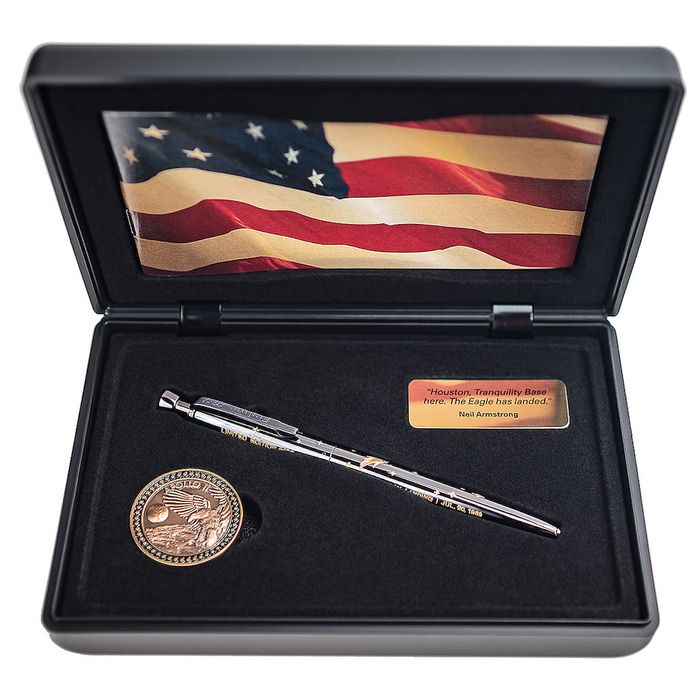 'Fisher Space Pen Limited Edition 50th Anniversary Astronaut Pen Collectors Box' dijual senilai Rp11,5 juta.