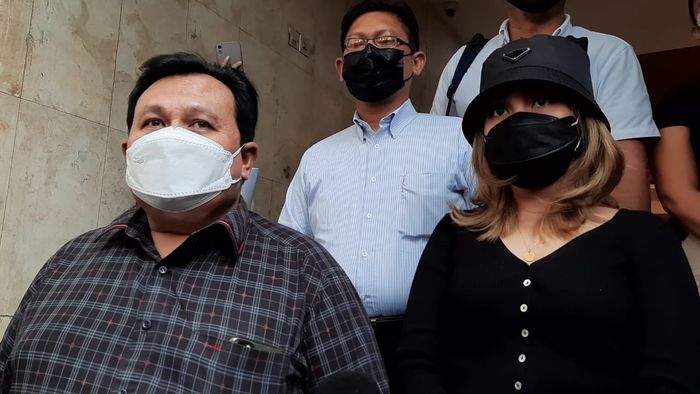Penyanyi dangdut Ayu Ting Ting telah selesai menjalani pemeriksaan di Polda Metro Jaya terkait laporannya terhadap Kartika Damayanti (KD), Selasa (31/8/2021) hari ini.  