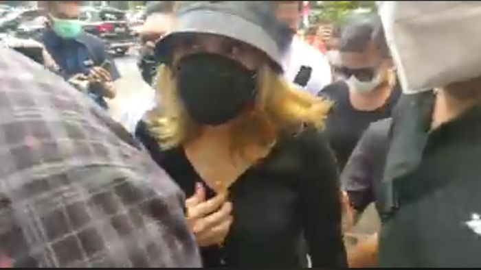 Penyanyi dangdut Ayu Ting Ting telah hadir di Polda Metro Jaya ujtuk jalani pemeriksaan terkait laporannya terhadap Kartika Damayanti (KD), Selasa (31/8/2021) hari ini.