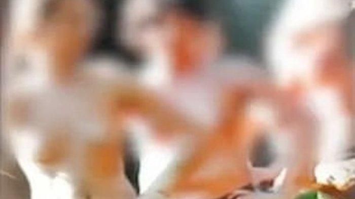 Ilustrasi: Sebuah ritual di sekte seks Italia mengharuskan para gadis menari dengan bertelanjang dada dan mengenakan rok mini. Sekte ini dipimpin oleh kakek 77 tahun yang dijuluki The Doctor.