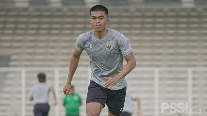 Pemain Persija Jakarta, Muhammad Uchida, saat mengikuti pemusatan latihan timnas U-18 Indonesia di Stadion Madya, Senayan, Jakarta, Senin (30/8/2021).