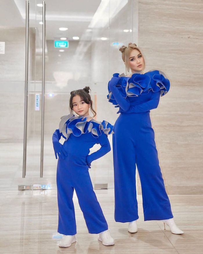 Gaya kompak Ayu Ting Ting dan Bilqis 