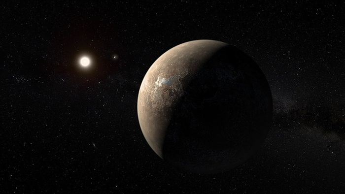 Konsep seniman tentang Proxima Centauri b sebagai planet ekstrasurya berbatu, dengan Proxima Centauri dan sistem biner Alpha Centauri di latar belakangnya.