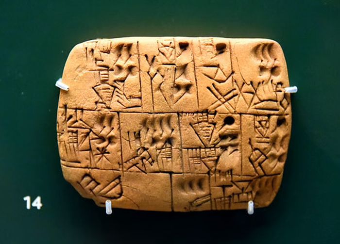 Tablet dari Mesopotamia yang menggambarkan sebuah kuil mengeluarkan jatah harian bir. Tablet itu terkesan dengan lima jenis simbol numerik yang berbeda. Dari Mesopotamia, Irak. Periode Uruk Akhir, 3100-3000 SM.