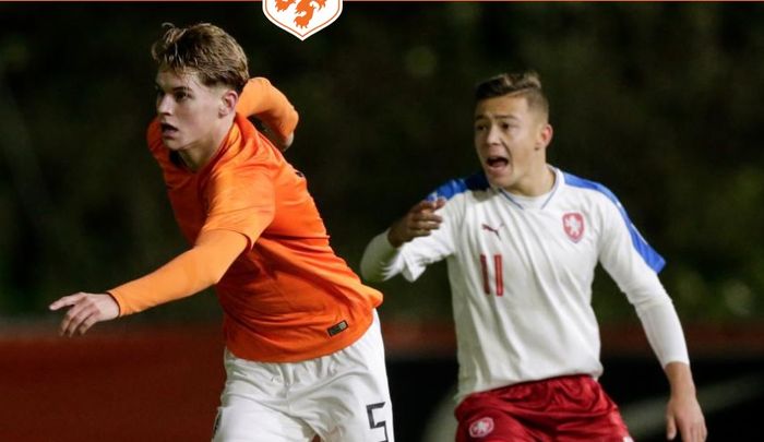 Pemain Feyenoord, Ramon Hendriks (kiri), yang akan menggantikan Jayden Oosterwolde di timnas U-21 Belanda.