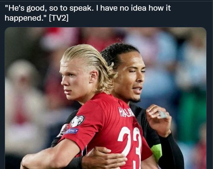 Virgil van Dijk berduel dengan Erling Haaland dalam partai kualifikasi Piala Dunia 2022 antara Norwegia vs Belanda.