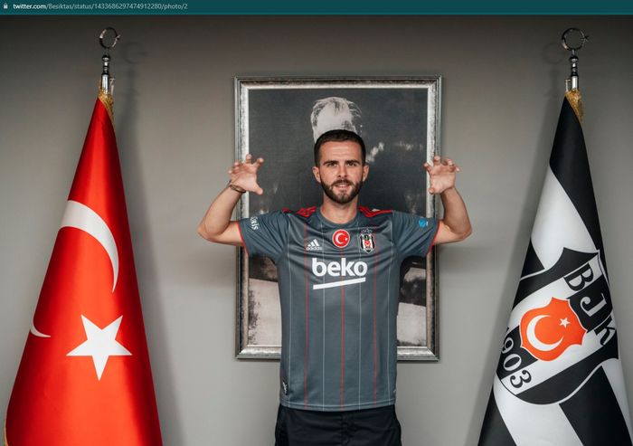 Gelandang bertahan Barcelona, Miralem Pjanic, resmi berseragam Besiktas dengan kontrak pinjaman selama satu musim.