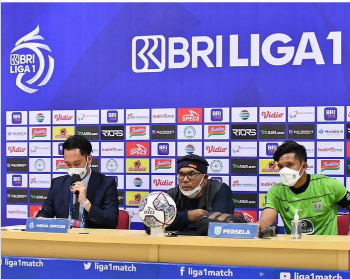 Pelatih Persela, Iwan Setiawan serta Kiper Persela, Dwi Kuswanto dalam jumpa pers usai pertandingan melawan PSIS Semarang, di Stadion Wibawa Mukti, Cikarang, Bekasi, Sabtu (4/9/2021).