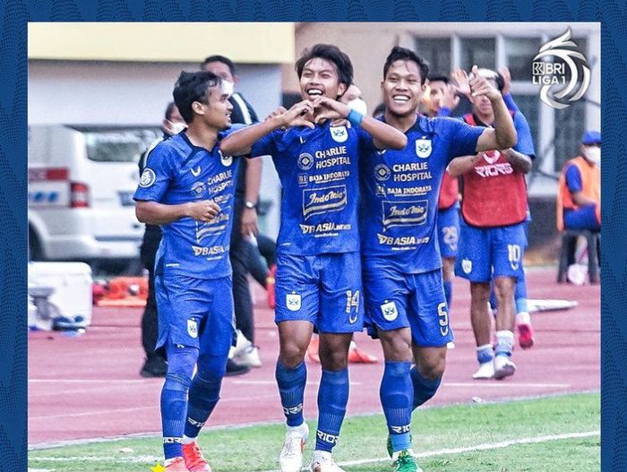 Pemain PSIS Semarang, Riyan Ardiansyah saat melakukan selebrasi setelah mencetak gol ke gawang Persela Lamongan di laga perdana Liga 1 2021, di Stadion Wibawa Mukti, Cikarang, Bekasi, Sabtu (4/9/2021). 