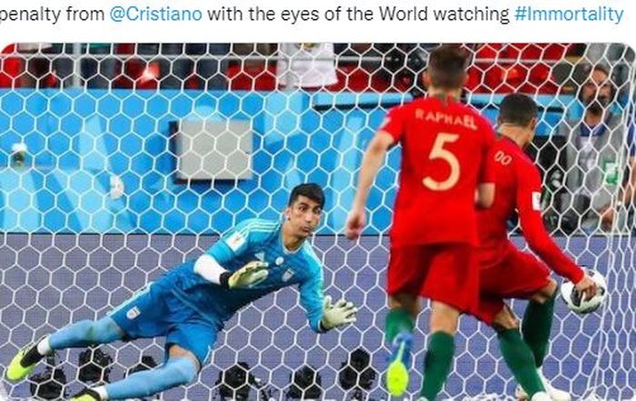 Kiper timnas Iran, Alireza Beiranvand, menepis penalti kapten timnas Portugal, Cristiano Ronaldo, dalam laga Grup B Piala Dunia 2018 di Stadion Mordovia Arena, Senin (25/6/2018).