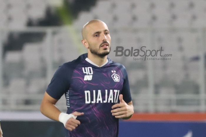 Penyerang asing Persik Kediri, Youssef Ezzejjari, sedang berlatih jelang laga pekan pertama Liga 1 2021 di Stadion Gelora Bung Karno, Senayan, Jakarta, 27 Agustus 2021.