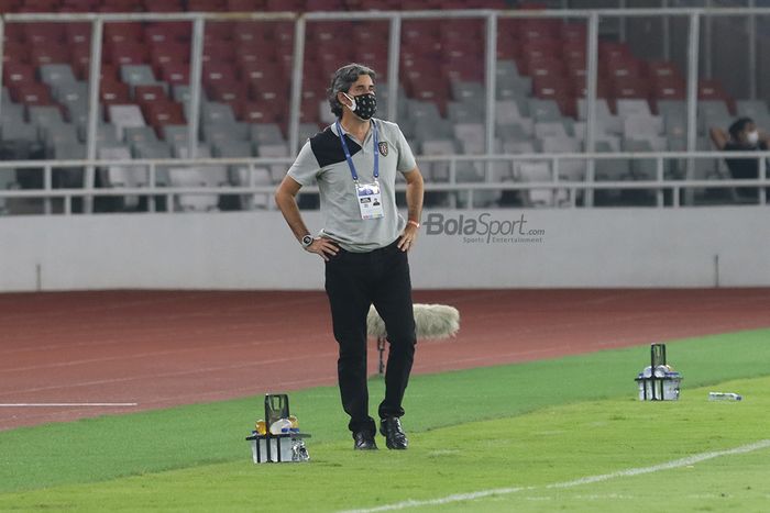 Manajer Bali United, Stefano Cugurra, sedang memantau para pemainnya dalam laga pekan pertama Liga 1 2021 di Stadion Gelora Bung Karno, Senayan, Jakarta, 27 Agustus 2021.