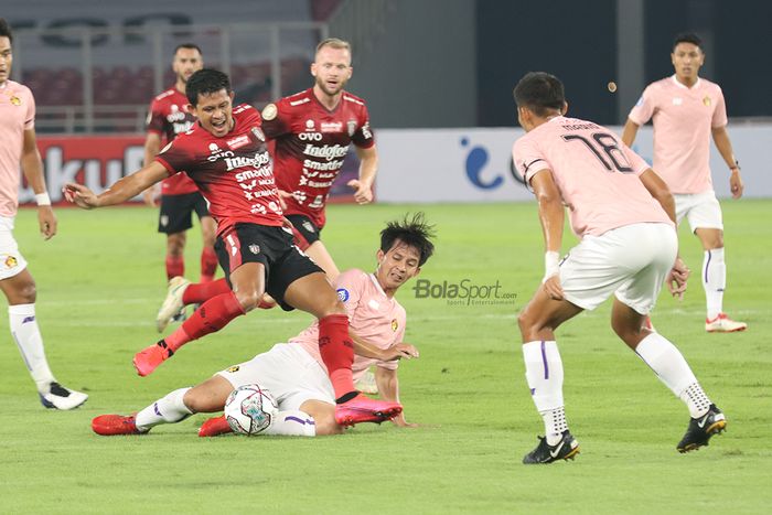 Gelandang Bali United, Rizky Pellu, mendapatkan tekel dari bek Persik Kediri, Risna Prahalabenta, dalam laga pekan pertama Liga 1 2021 di Stadion Gelora Bung Karno, Senayan, Jakarta, 27 Agustus 2021.