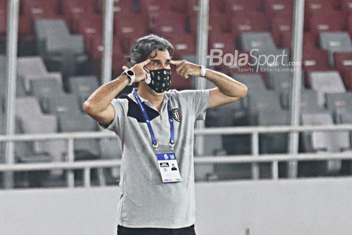 Manajer Bali United, Stefano Cugurra, sedang memberikan intruksi kepada para pemainnya dalam laga pekan pertama Liga 1 2021 di Stadion Gelora Bung Karno, Senayan, Jakarta, 27 Agustus 2021.