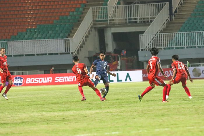 Arema FC vs PSM Makassar pada Liga 1 2021/2022 di Stadion Pakansari, Cibinong, Bogor, Minggu (5/9/2021).