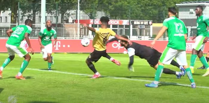 Aksi Bagus Kahfi aat mencetak gol untuk Jong FC Utrecht saat melawan La Louviere Centre, Jumat (3/9/2021).