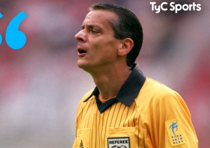 Wasit asal Argentina, Javier Castrilli.