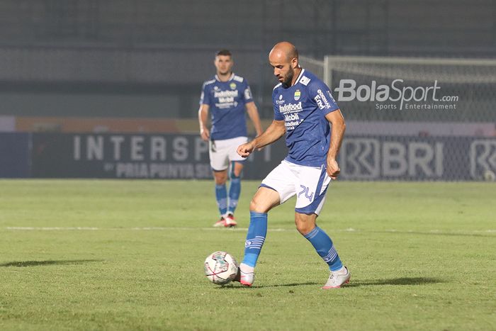 Gelandang Persib Bandung, Mohammed Rashid, sedang menguasai bola dalam laga pekan pertama Liga 1 2021 melawan Barito Putera di Stadion Indomilk Arena, Tangerang, Banten, 4 September 2021.