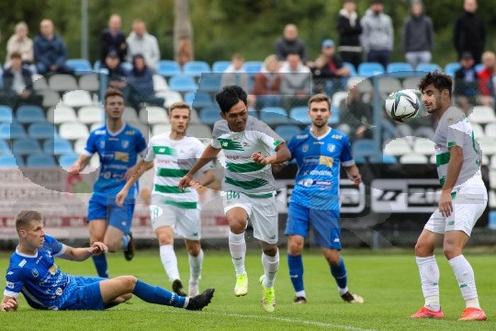 Pemain Lechia Gdansk, Witan Sulaeman bermain dalam laga persahabatan kontra klub kasta keempat Polandia, Jeziorak Ilawa, Sabtu (4/9/2021) malam.