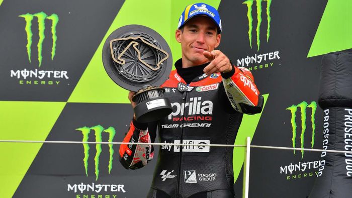 Pembalap Aprilia, Aleix Espargaro, berpose di podium MotoGP Inggris di Sirkuit Silverstone, Minggu (29/8/2021).