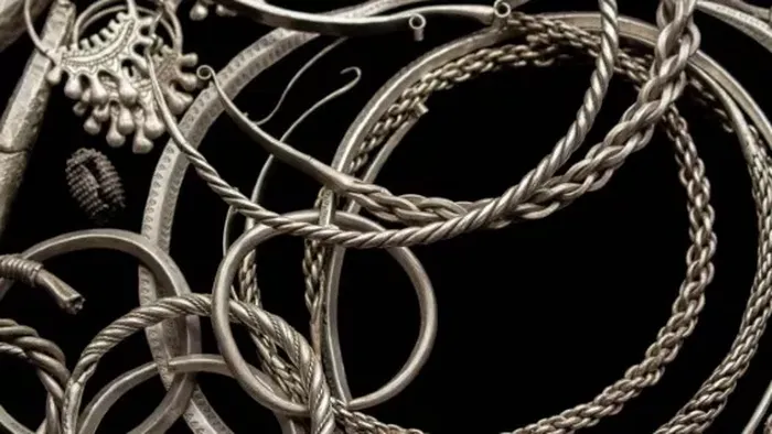 Harta karun perhiasan berupa liontin, gelang, cincin, dan ingot atau batangan perak yang ditemukan di Ryazan Lama, Rusia.