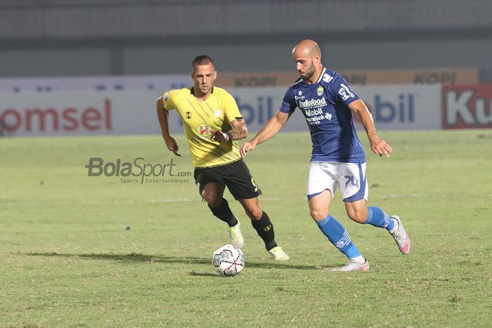 Gelandang Persib Bandung, Mohammed Rashid (kanan), sedang menguasai bola dan dijaga ketat oleh penyerang Barito Putera, Aleksandar Rakic (kiri), dalam laga pekan pertama Liga 1 2021 di Stadion Indomilk, Arena, Tangerang, 4 September 2021.