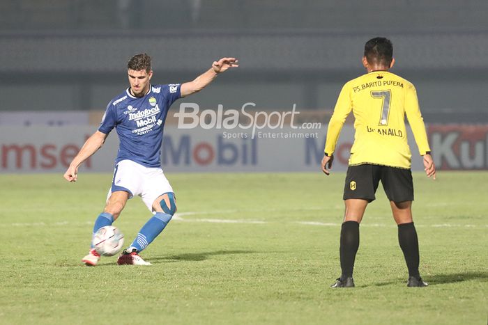 Bek Persib Bandung, Nick Kuipers, sedang mengoper bola dalam laga pekan pertama Liga 1 2021 di Stadion Indomilk, Arena, Tangerang, 4 September 2021.