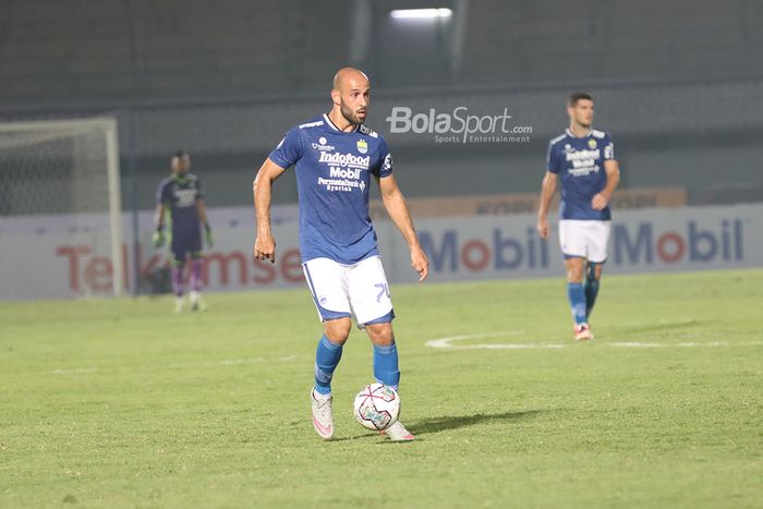Gelandang asing Persib Bandung, Mohammed Rashid, sedang menguasai bola dalam laga pekan pertama Liga 1 2021 di Stadion Indomilk, Arena, Tangerang, 4 September 2021.