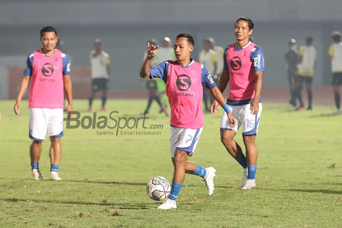 Dedi Kusnandar (kiri), Beckham Putra Nugraha (tengah), dan Achmad Jufriyanto (kanan), sedang berlatih dengan Persib Bandung jelang laga pekan pertama Liga 1 2021 di Stadion Indomilk, Arena, Tangerang, 4 September 2021.