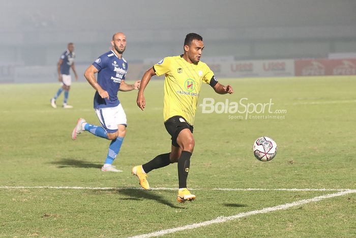 Pemain Barito Putera, Rizky Pora (kanan), sedang menguasai bola dan dikawal pilar Persib Bandung, Mohammed Rashid (kiri), dalam laga pekan pertama Liga 1 2021 di Stadion Indomilk, Arena, Tangerang, 4 September 2021.