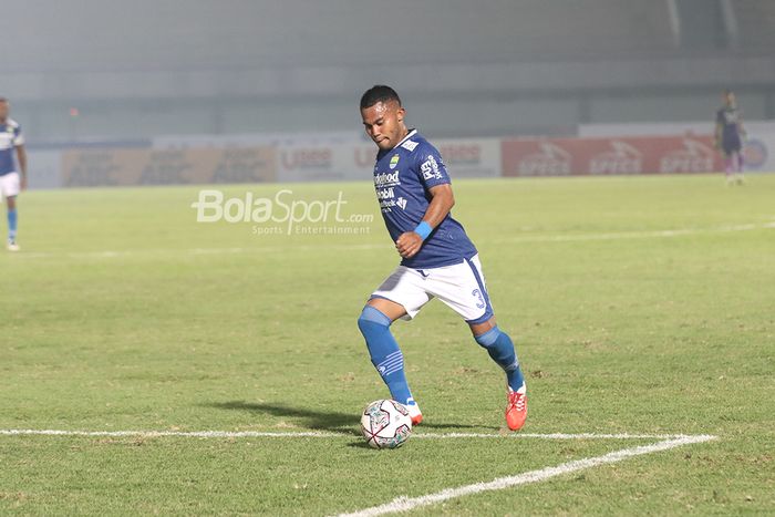 Bek sayap kiri Persib Bandung, Ardi Idrus, sedang berusaha mengirimkan umpan dalam laga pekan pertama Liga 1 2021 di Stadion Indomilk, Arena, Tangerang, 4 September 2021.