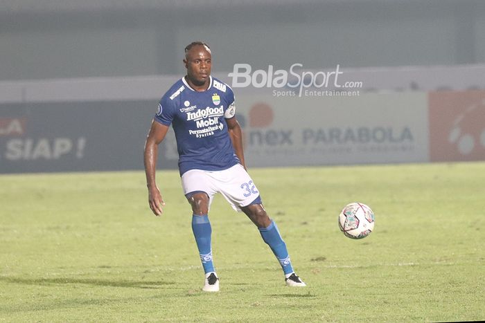 Bek Persib Bandung, Victor Igbonefo, sedang menguasai bola dalam laga pekan pertama Liga 1 2021 di Stadion Indomilk, Arena, Tangerang, 4 September 2021.