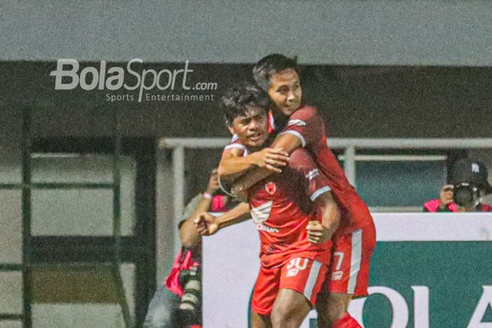 Abdul Rachman (kanan) sedang memeluk Ilham Udin Armaiyn seusai mencetak gol untuk PSM Makassar dalam laga pekan pertama Liga 1 2021 di Stadion Pakansari, Bogor, Jawa Barat, 5 September 2021.
