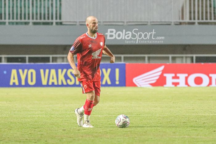 Striker asing PSM Makassar, Anco Jansen, sedang menguasai bola dalam laga pekan pertama Liga 1 2021 di Stadion Pakansari, Bogor, Jawa Barat, 5 September 2021.