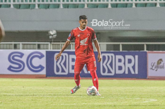 Bek PSM Makassar, Hasyim Kipuw, sedang menguasai bola dalam laga pekan pertama Liga 1 2021 di Stadion Pakansari, Bogor, Jawa Barat, 5 September 2021.