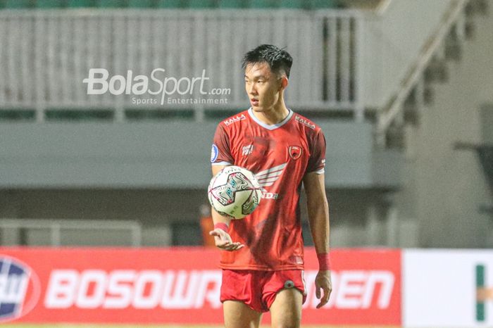 Gelandang PSM Makassar, Sutanto Tan, sedang memegang bola saat akan melakukan tendangan bebas dalam laga pekan pertama Liga 1 2021 di Stadion Pakansari, Bogor, Jawa Barat, 5 September 2021.