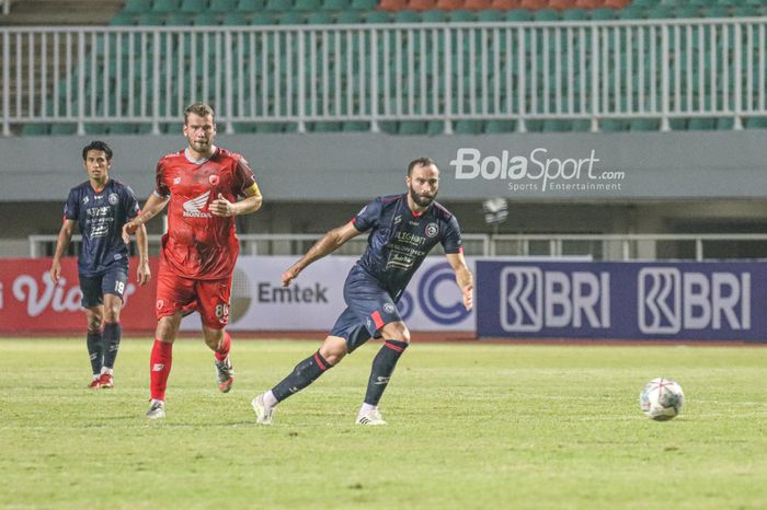 Bek Arema FC, Sergio Silva (kanan), sedang mengejar bola dan dipantau oleh pemain PSM Makassar, Wiljan Pluim (kiri), dalam laga pekan pertama Liga 1 2021 di Stadion Pakansari, Bogor, Jawa Barat, 5 September 2021.