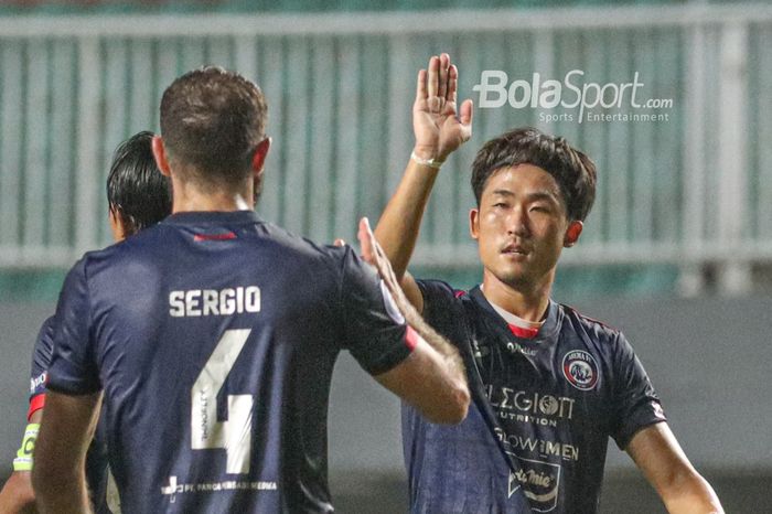 Gelandang asing Arema FC, Renshi Yamaguchi, sedang tos-tosan dalam laga pekan pertama Liga 1 2021 di Stadion Pakansari, Bogor, Jawa Barat, 5 September 2021.