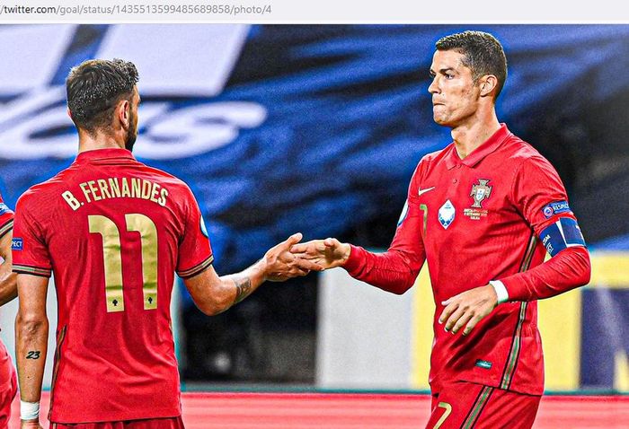 Gelandang timnas Portugal, Bruno Fernandes, melakukan selebrasi bareng Cristiano Ronaldo.