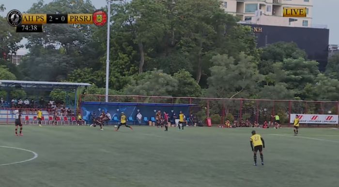 Momen Zulham Zamrun bertindak kasar pada pertandingan Ahha PS Pati FC vs Persiraja Banda Aceh (6/9/2021). 