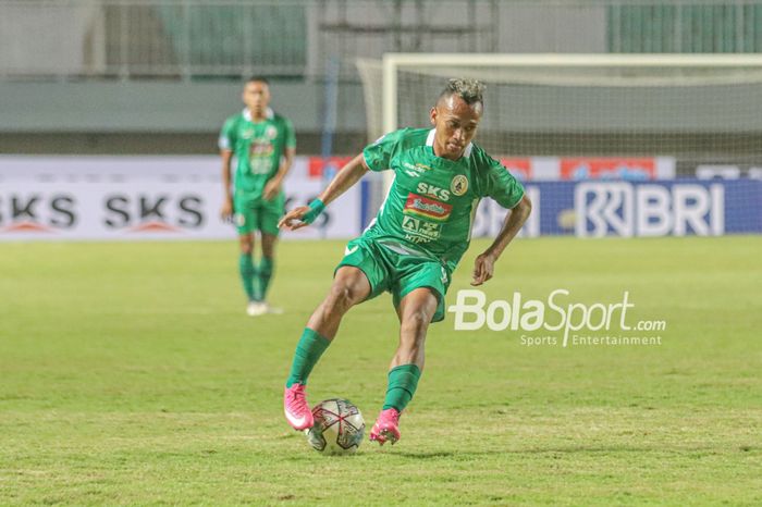Pemain sayap kanan PSS Sleman, Irfan Jaya, sedang menguasai bola dalam laga pekan pertama Liga 1 2021 di Stadion Pakansari, Bogor, Jawa Barat, 5 September 2021.