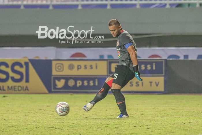 Penjaga gawang Persija Jakarta, Andritany Ardhiyasa, sedang mengoper bola dalam laga pekan pertama Liga 1 2021 di Stadion Pakansari, Bogor, Jawa Barat, 5 September 2021.